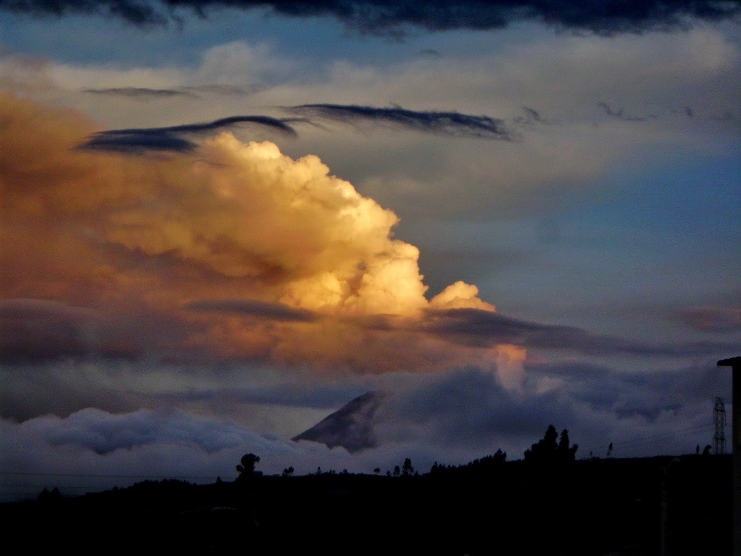 Volcan Tungurahua at sunset